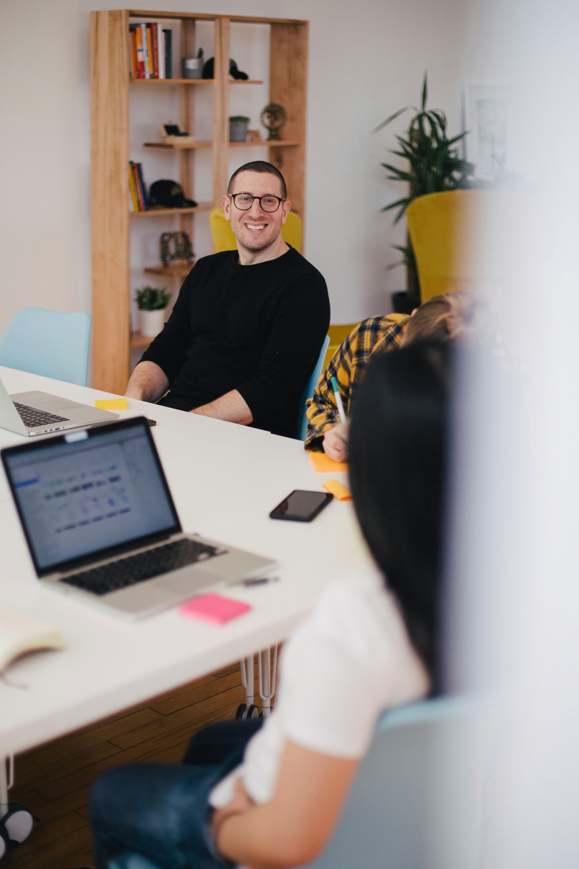 Équipe collaborative travaillant ensemble sur des idées innovantes